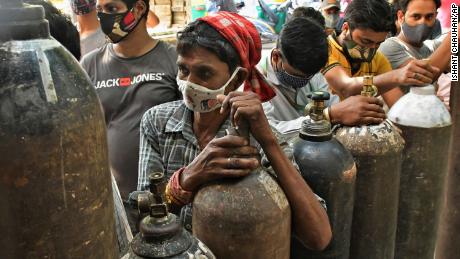 Fauci joins calls for nationwide lockdown to contain India's Covid crisis