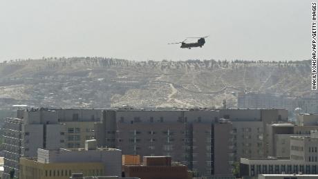 A US Chinook military helicopter flies above the US embassy in Kabul on August 15, 2021.