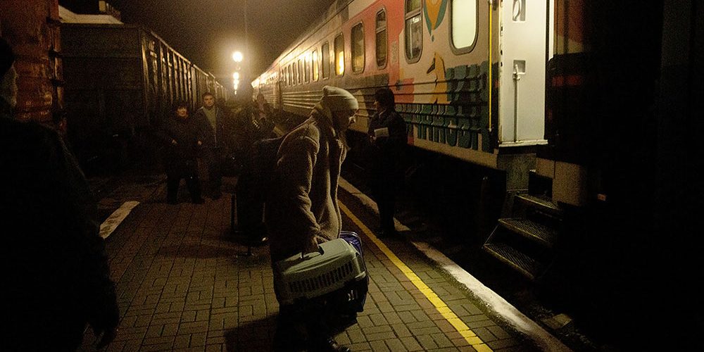 Ukrainian officials urge Kherson residents to evacuate for winter