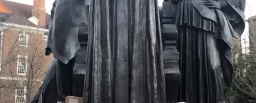 Students rally to support protests in Iran