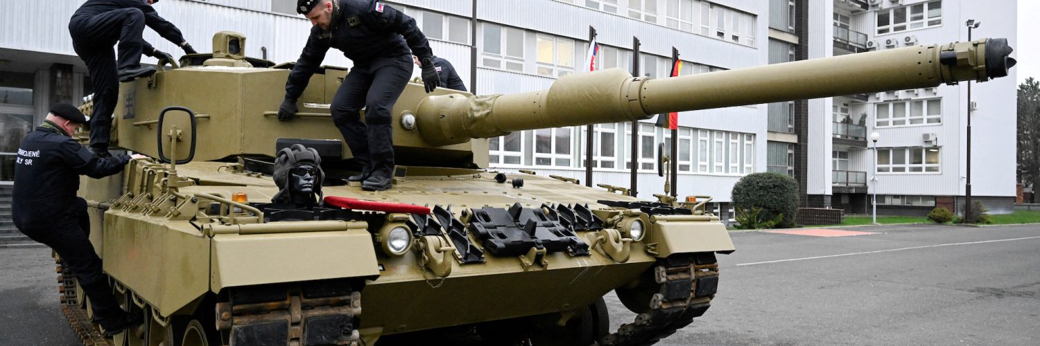 US "optimistic" that Germany will send Leopard tanks to Ukraine, defense official says