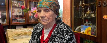 This 102-year-old Ukrainian survived Stalin's forced famine. Now she is making camouflage sniper suits