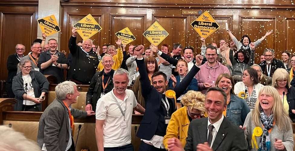 Labour and Lib Dems make gains in early results of 2023 local elections, while Conservatives lose majorities in several councils.